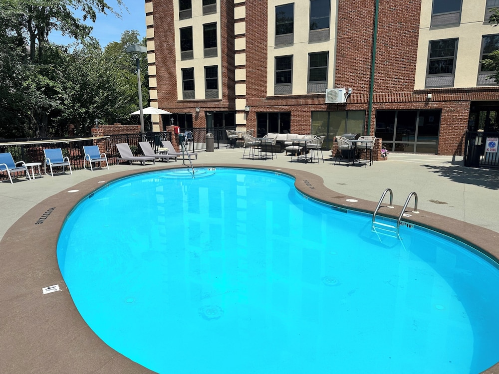 Four Points by Sheraton Greensboro Airport 62/63