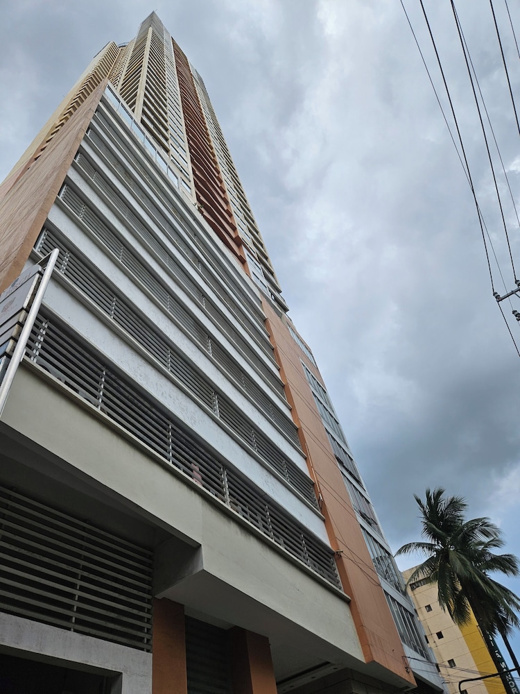 Pacific Bay Grand Suites 1/50
