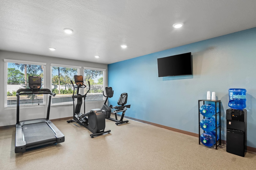 WoodSpring Suites Palm Springs - West Palm Beach, FL 30/44