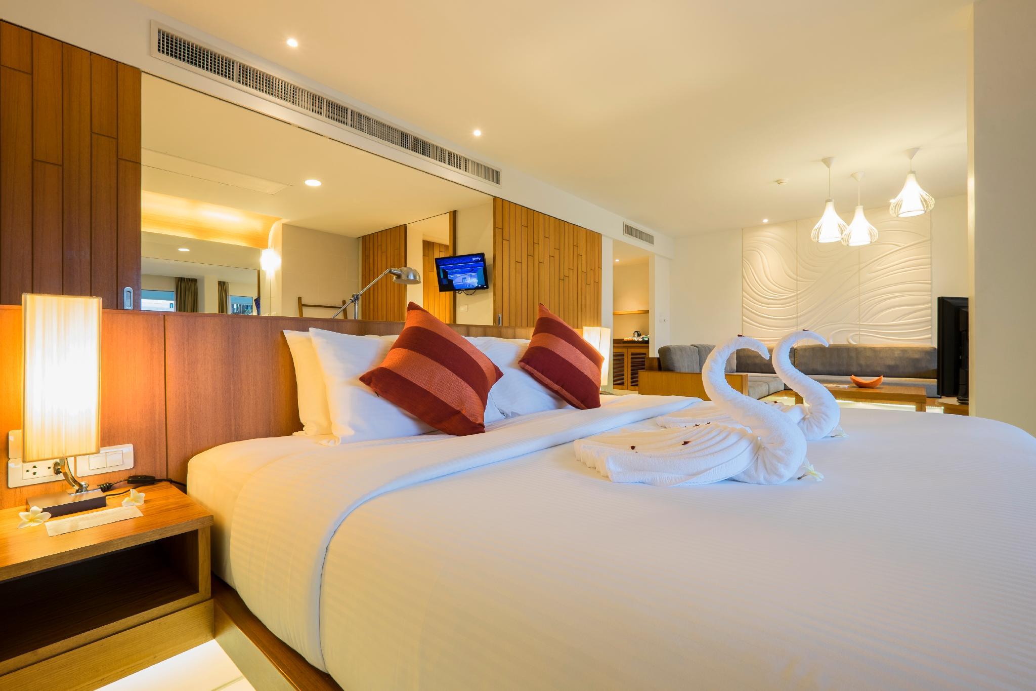 Suite, King Bed, Jetted Pool