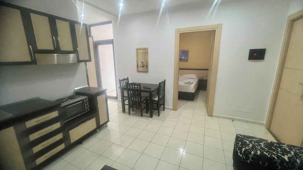 Sunrise Hotel Cameria 25/50