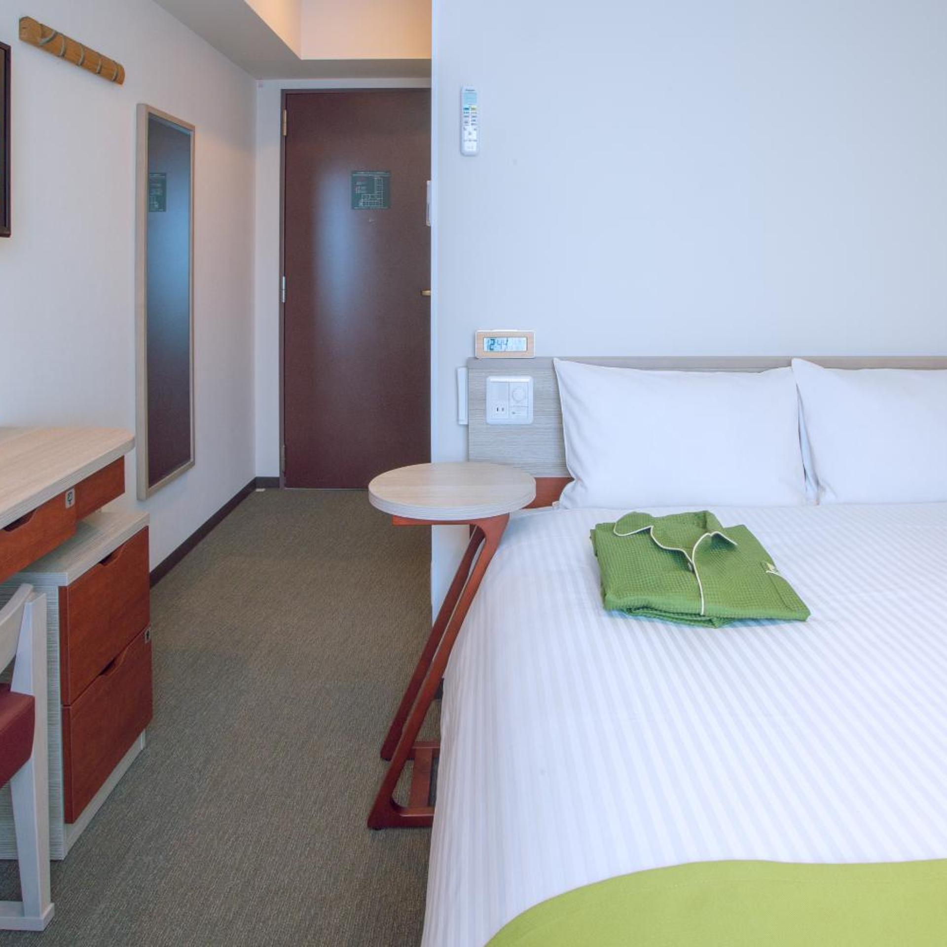ROOM, SINGLE