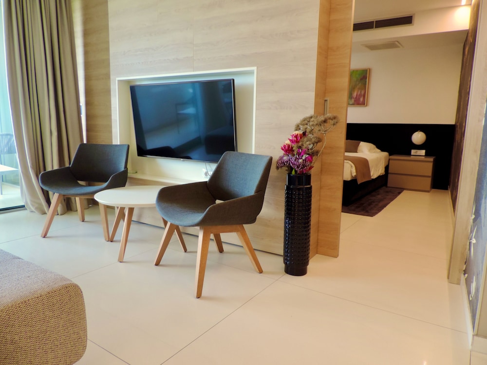 Joel Hotel 47/66