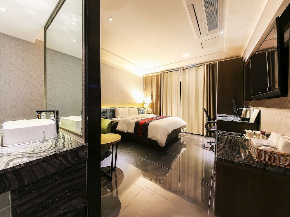 Zenith Hotel 57/63