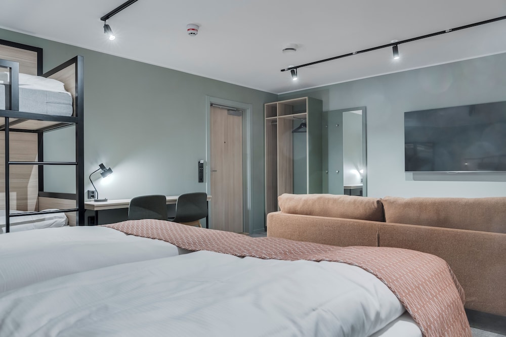 Family, 1 King and 4 Single Beds, No Window, Large