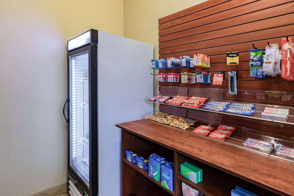 La Quinta Inn & Suites by Wyndham Garland Harbor Point 38/54