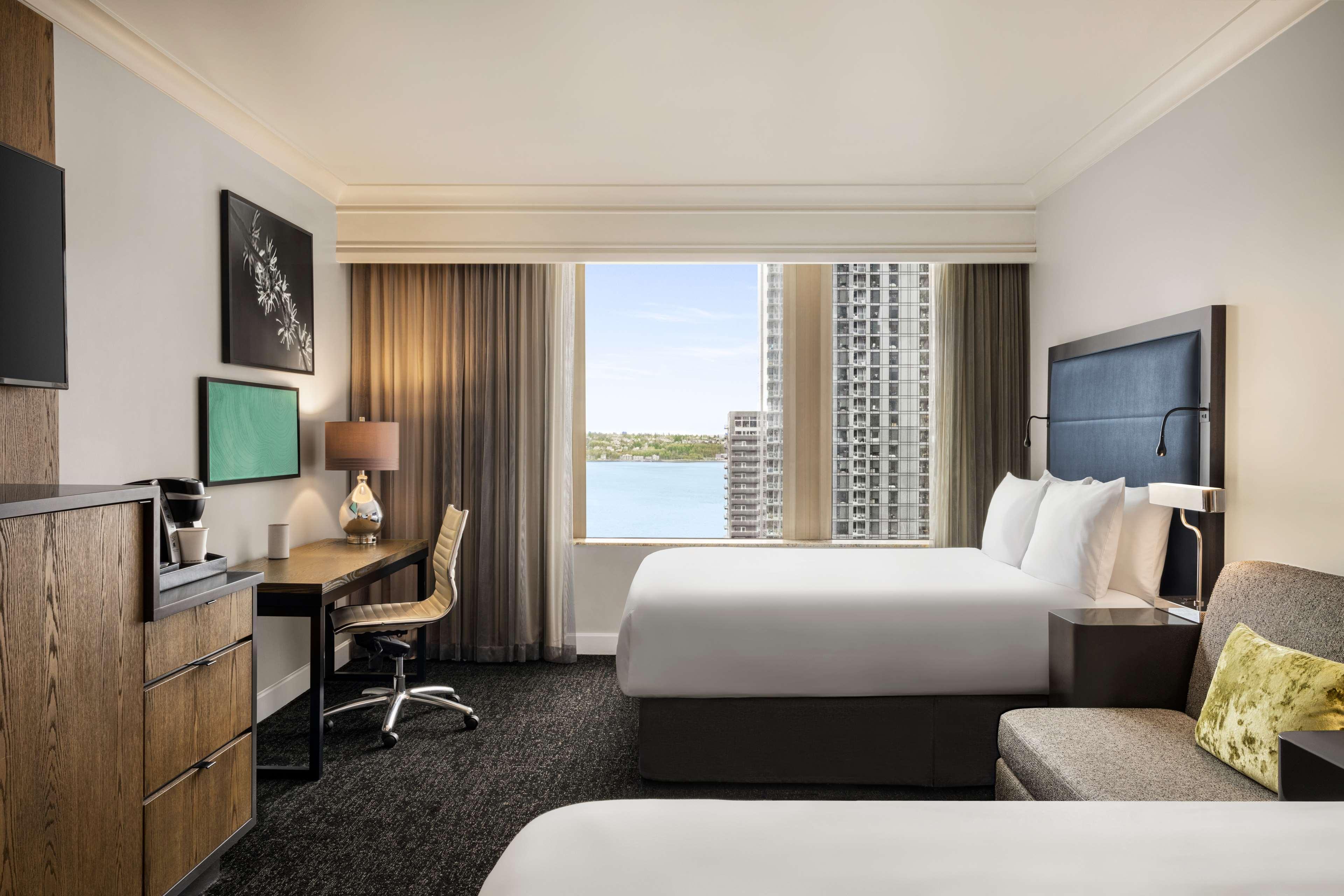 Room, 2 Queen Beds, Partial Water or Skyline View، Hilton Motif Seattle 4/8