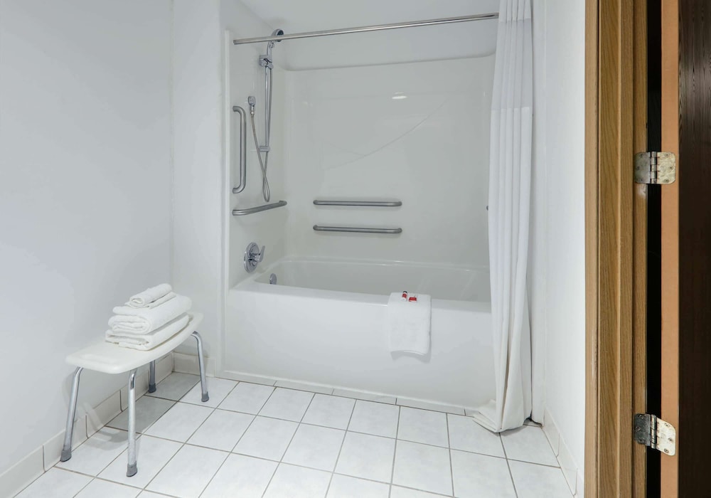 Days Inn & Suites by Wyndham Bentonville 8/19