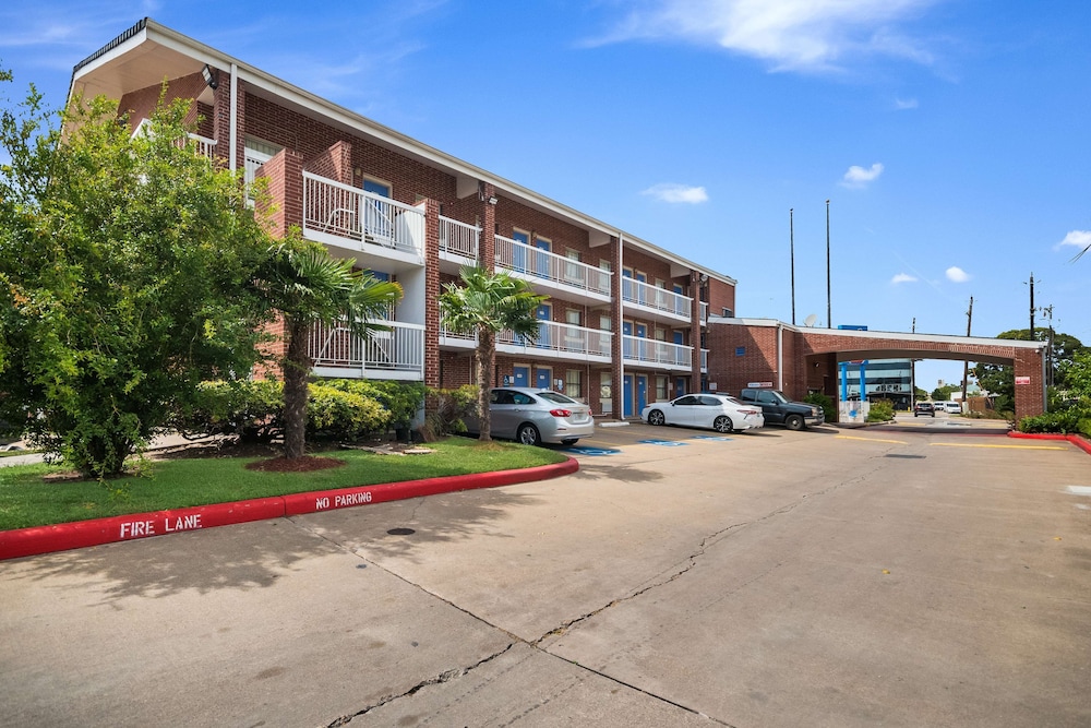 Motel6 Houston, TX - Brookhollow 44/48