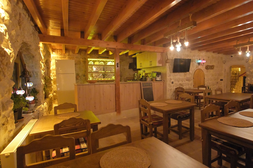 Euphoria Cave House 36/50