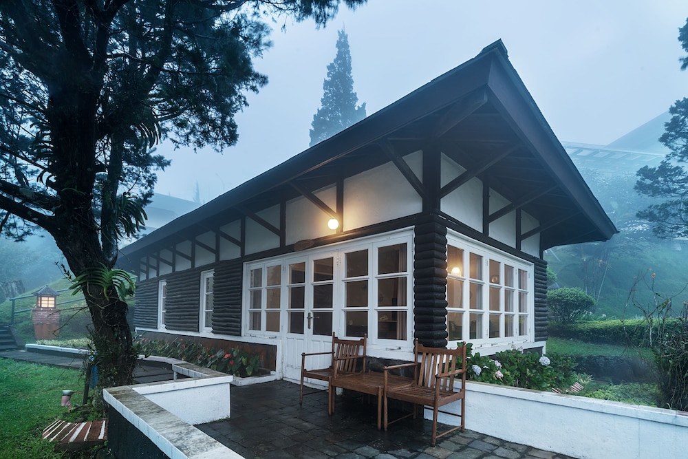 Puncak Pass Resort 9/76