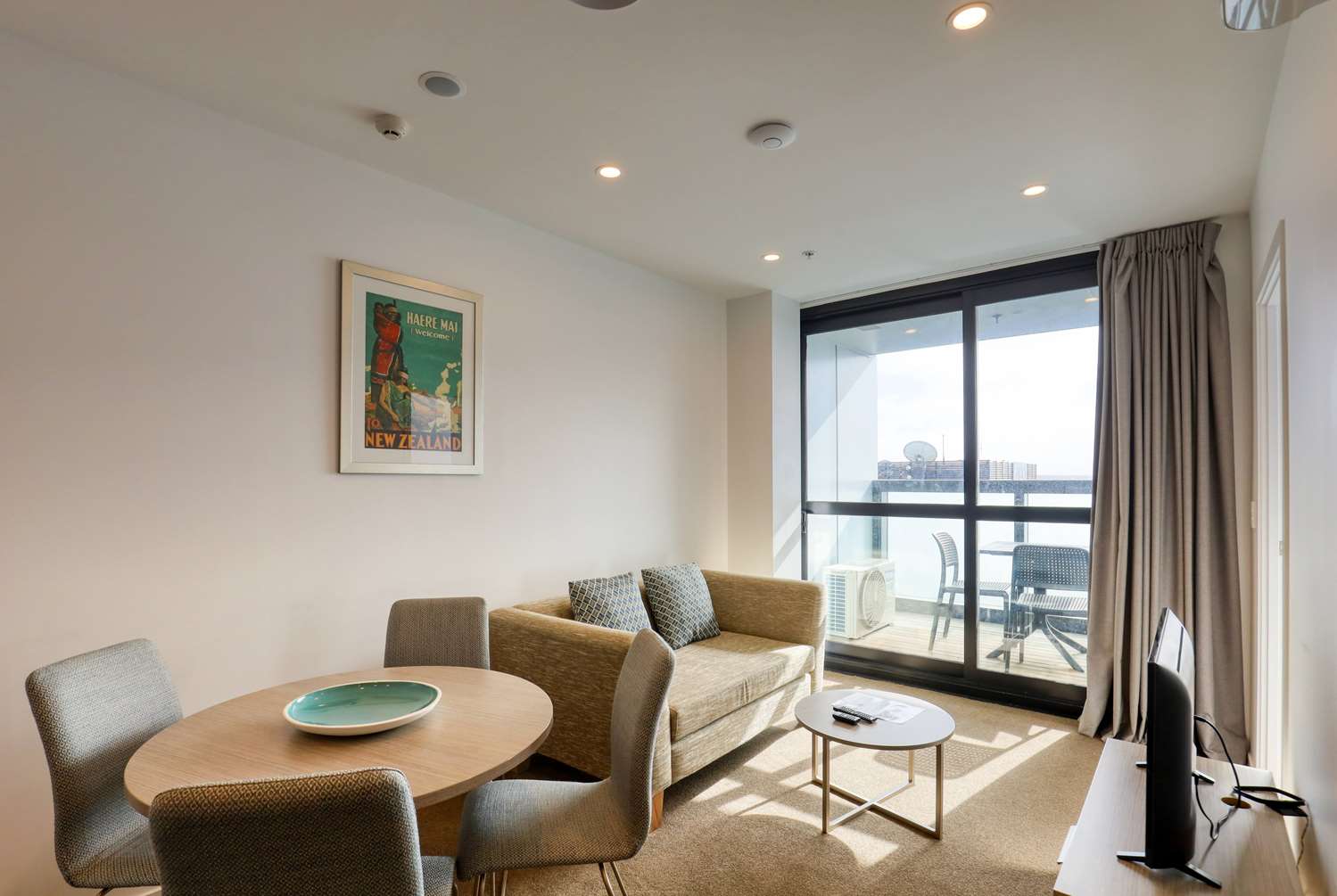 Ramada Suites By Wyndham Victoria Street West 24/57