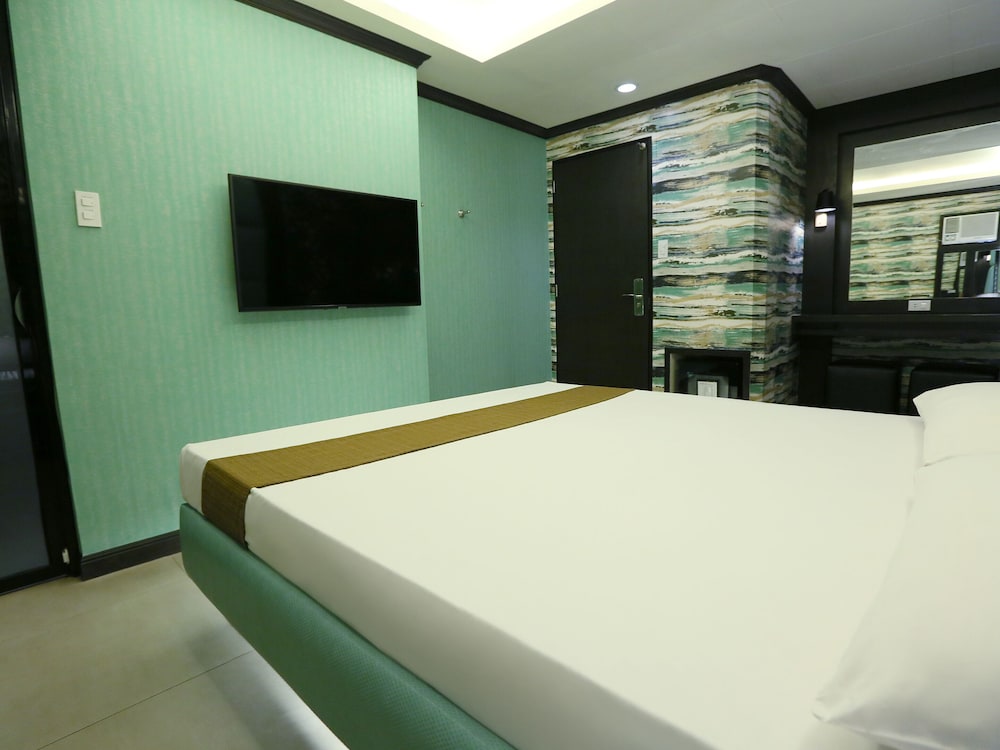DELUXE, QUEEN BED