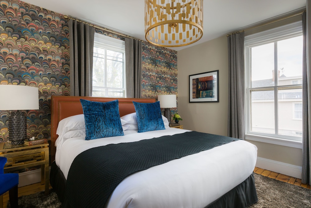 ROOM, KING BED