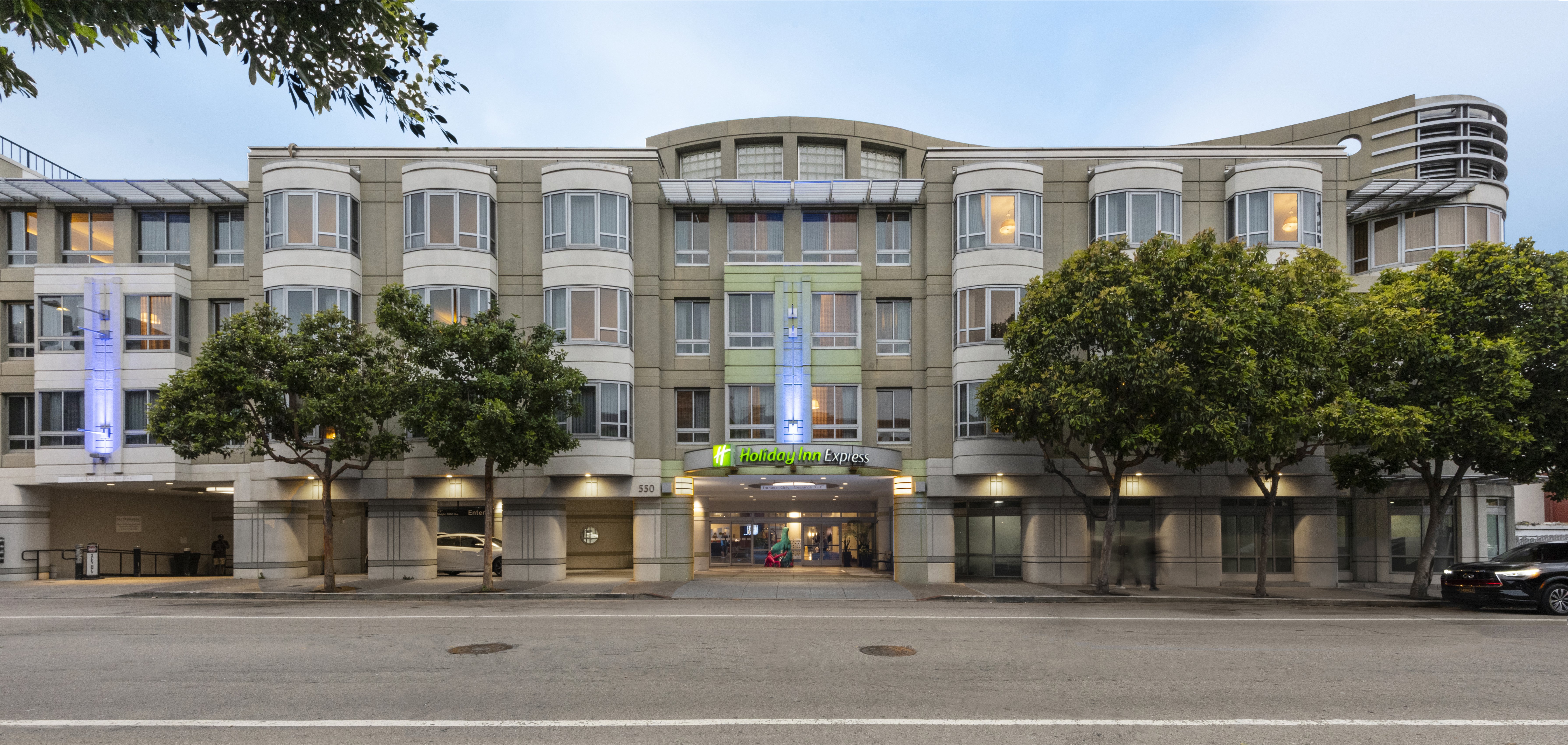 Holiday Inn Express and Suites Fishermans Wharf 58/59