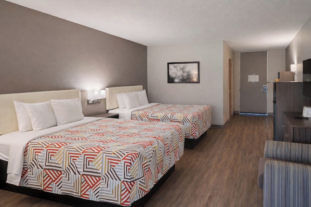 2 Queen Beds - Non-Smoking, Shower، Motel6 Lake City, FL – Medical Center 2/10