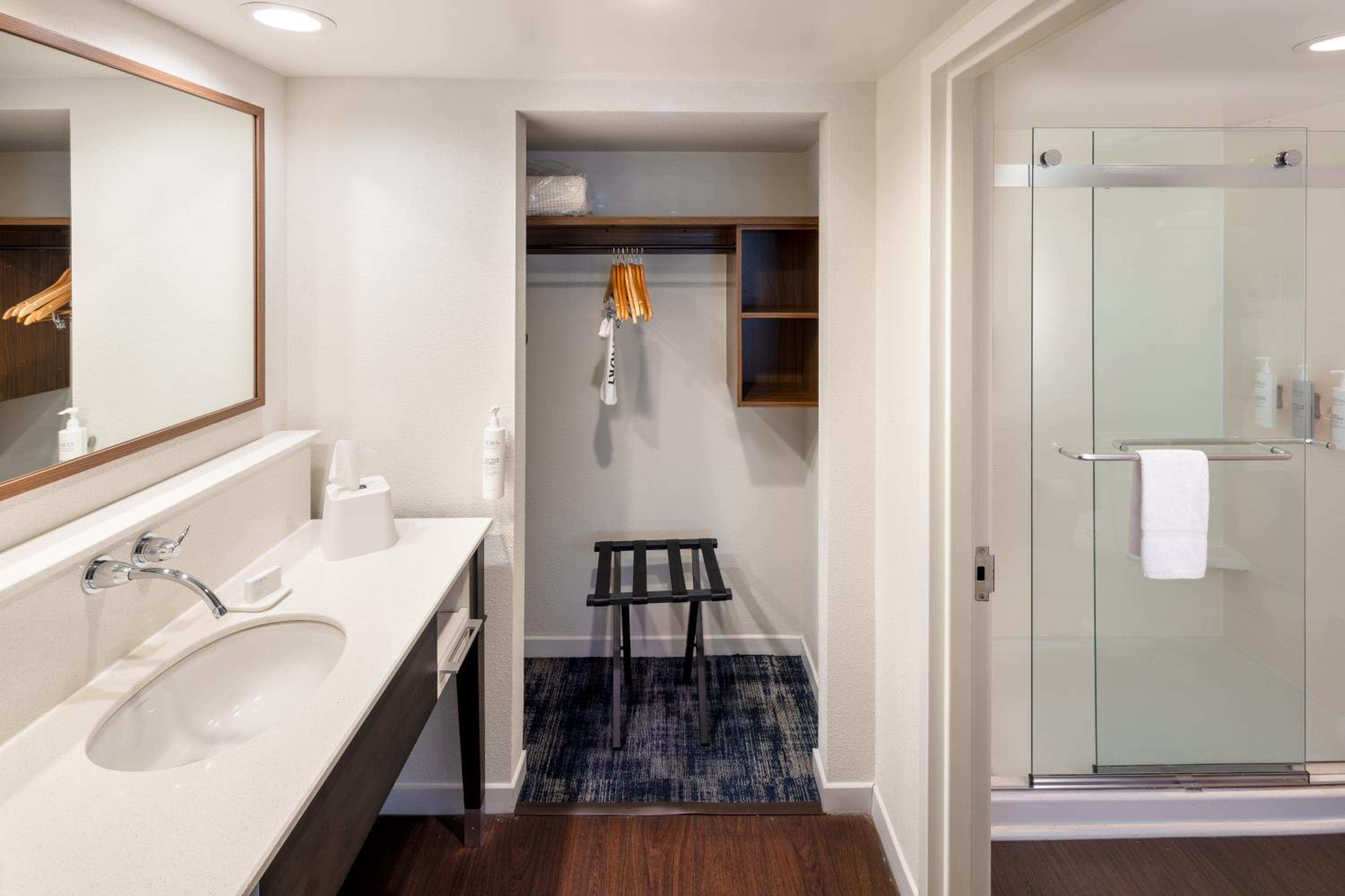 جناح بسرير كينج بغرفة نوم واحدة مع أريكة، Hampton Inn Suites Asheville I 26 4/5