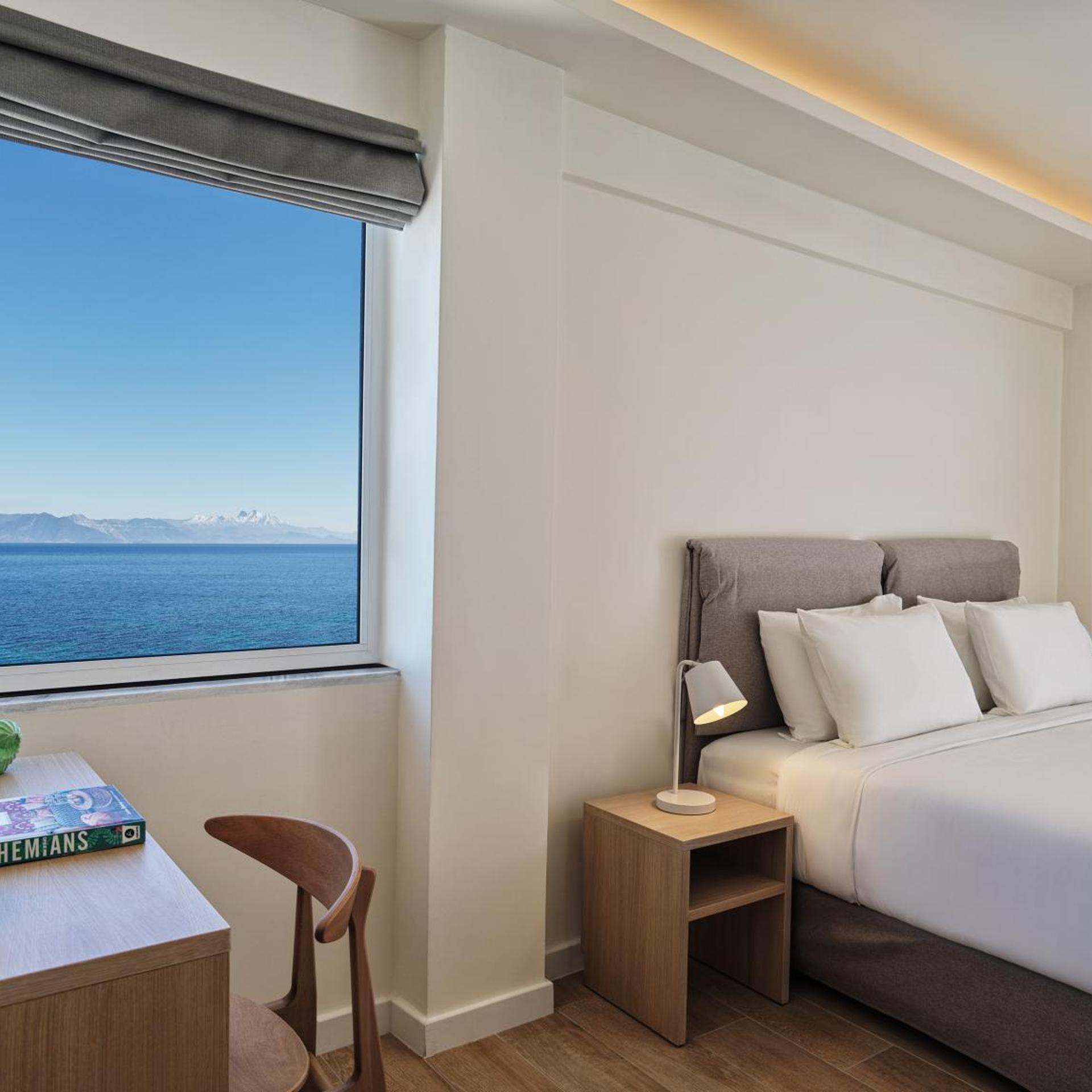 Deluxe, Double Bed, Lateral Side Sea View