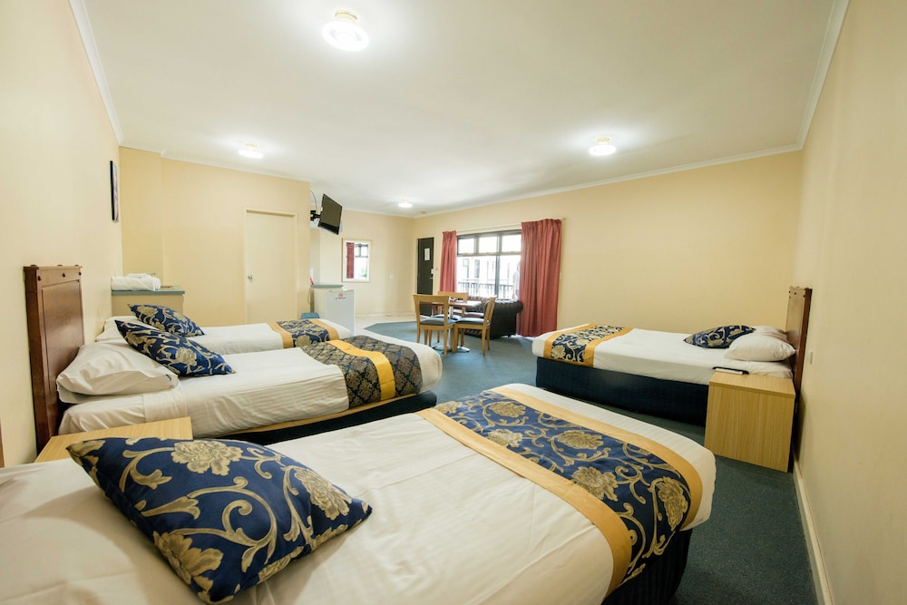 JACKSONS MOTOR INN 35/74