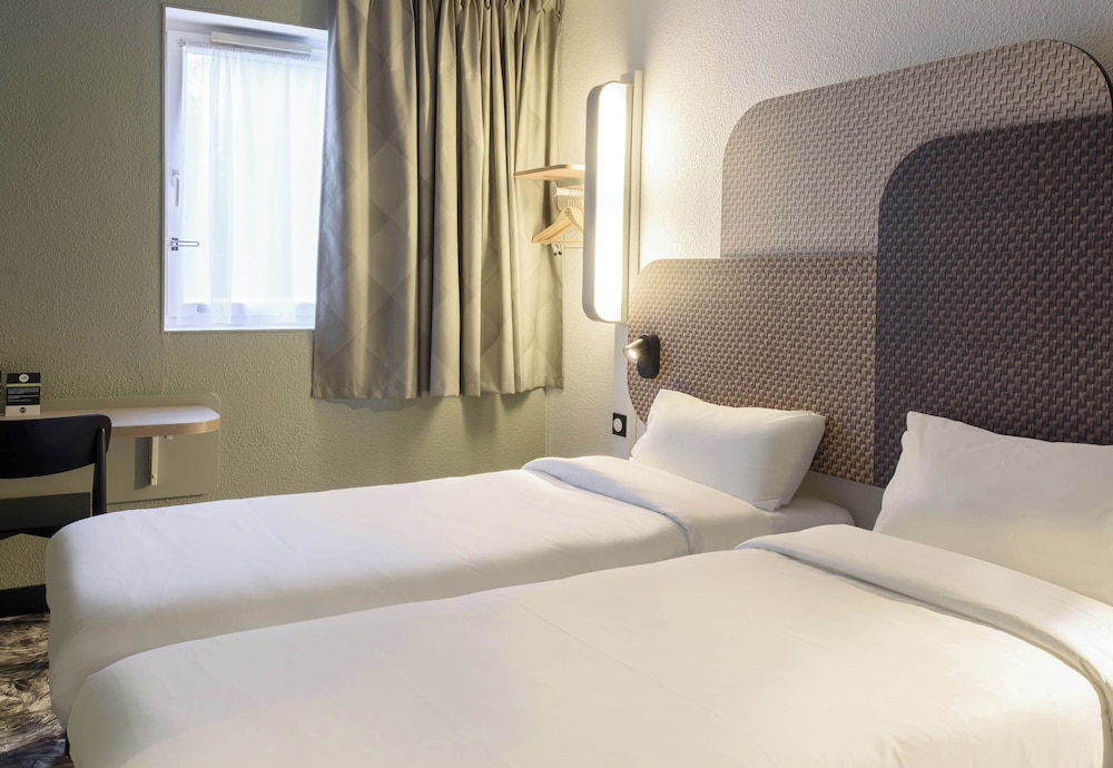 ROOM, TWIN BEDS