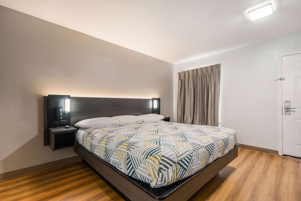 Studio6 Laredo, TX - North I 35 22/47