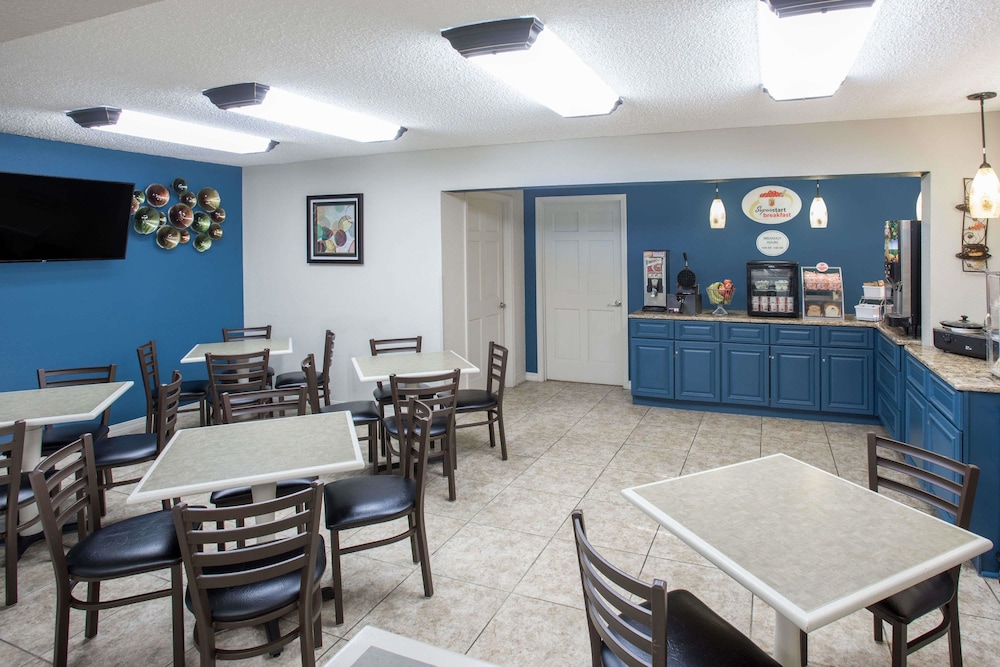 Super 8 By Wyndham Independence Kansas City 39/55