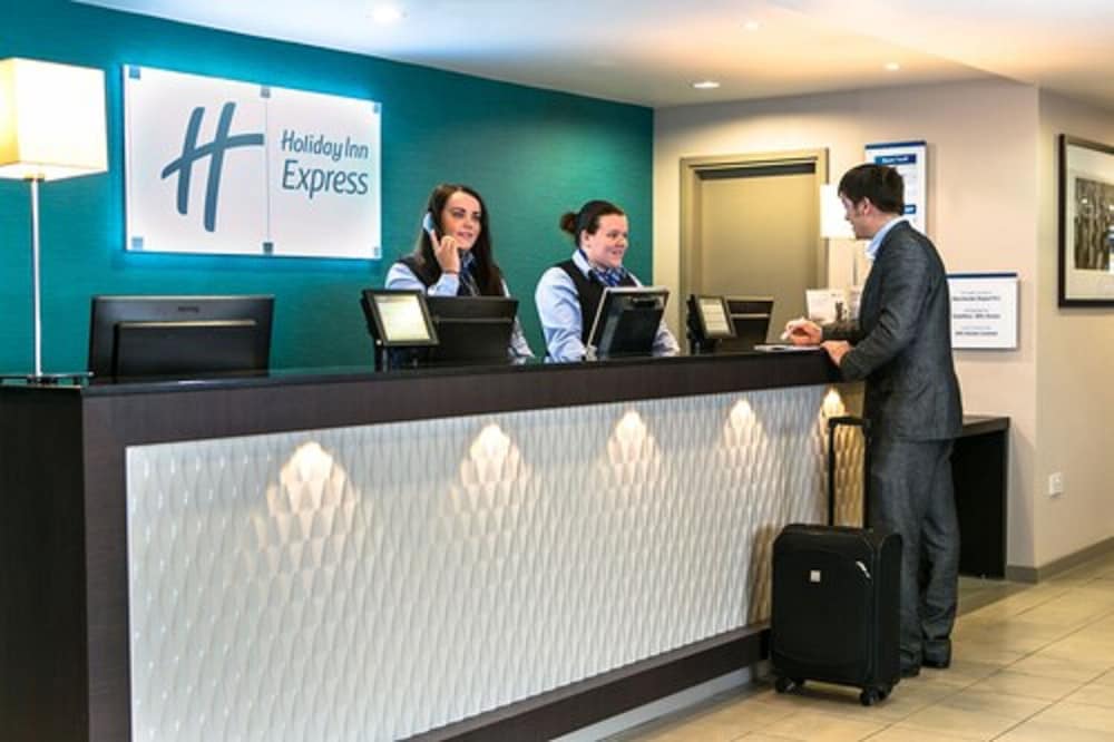 Holiday Inn Express Manchester Airport 12/74