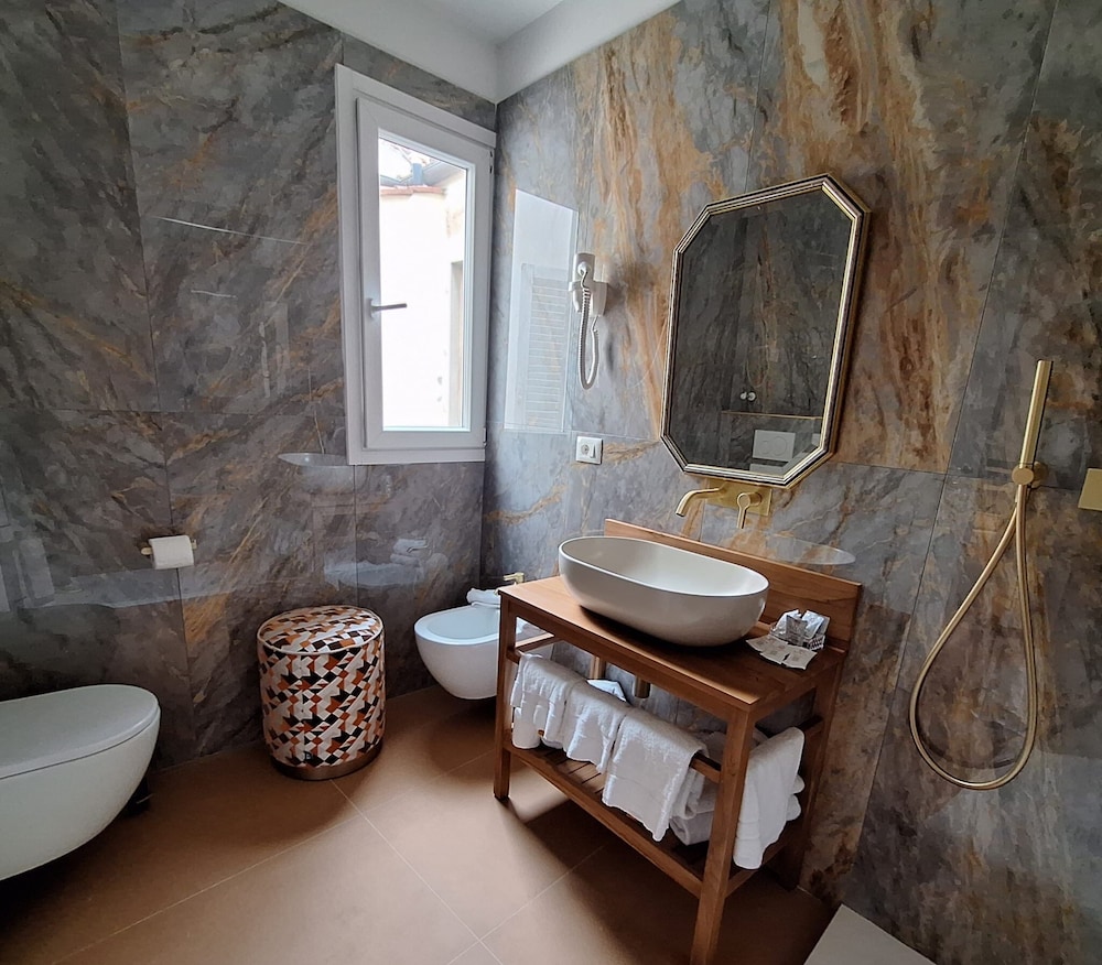 Room, Triple, 1 Queen and 1 Single Bed, Stair Access Only، Hotel Maxim 4/4