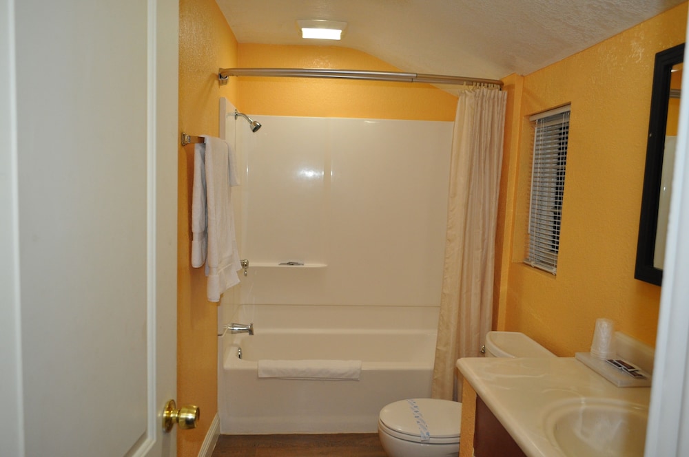 Santa Cruz Inn Riverside 11/23