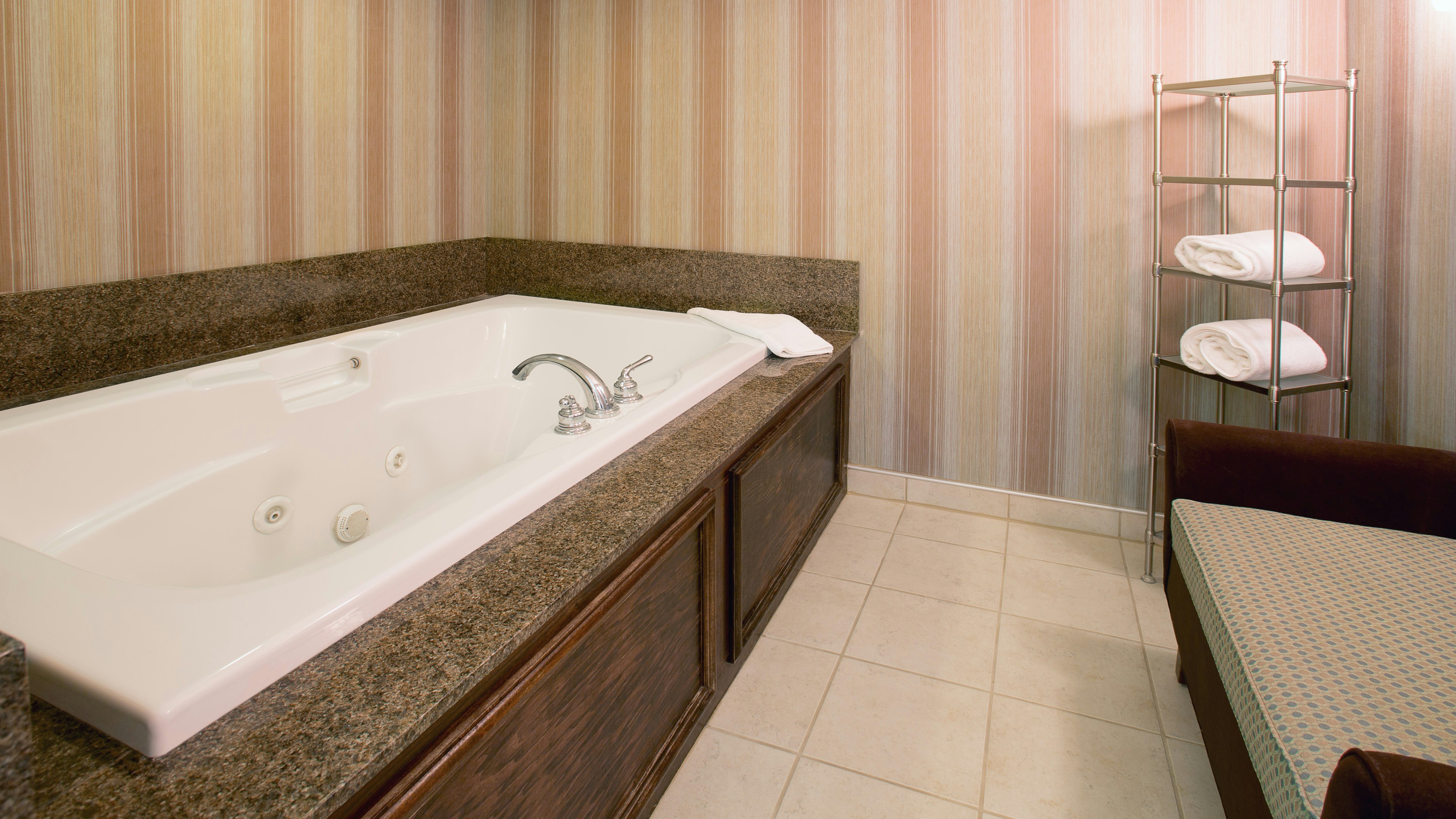 Holiday Inn Express Indianapolis Airport 80/80