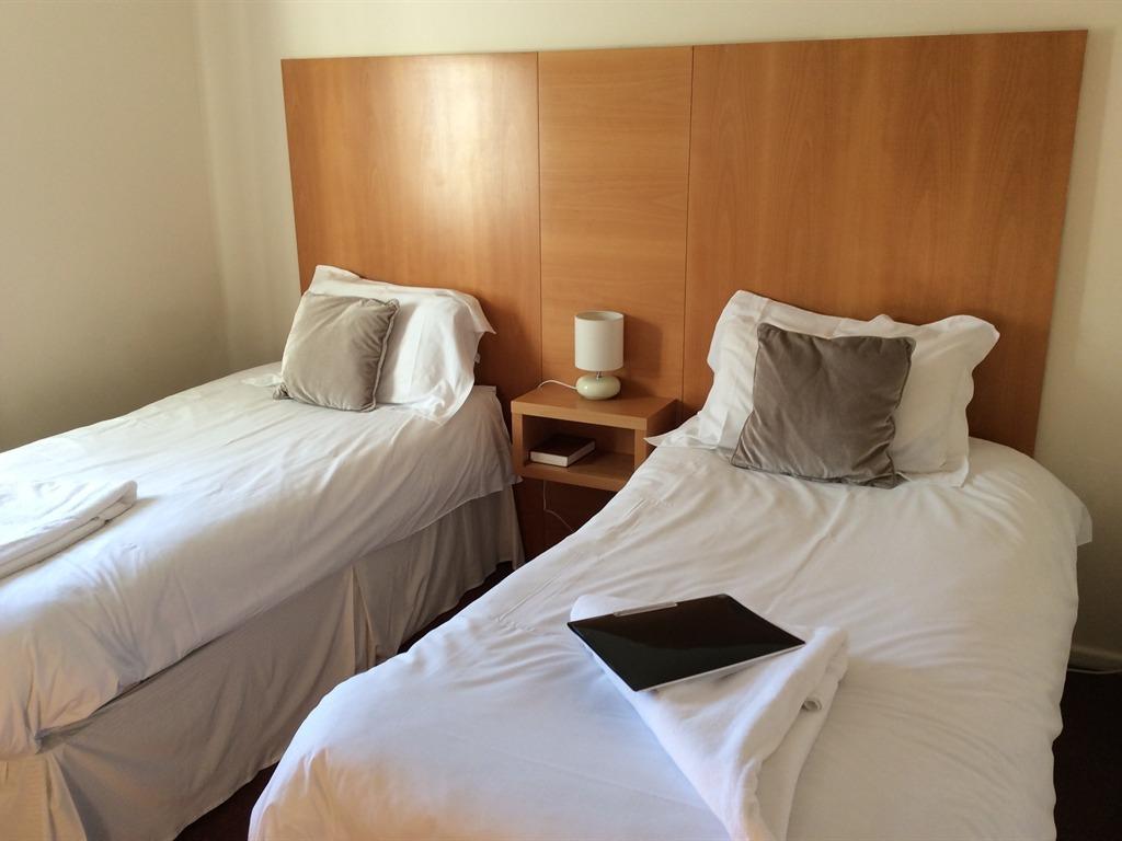 ROOM, TWIN BEDS