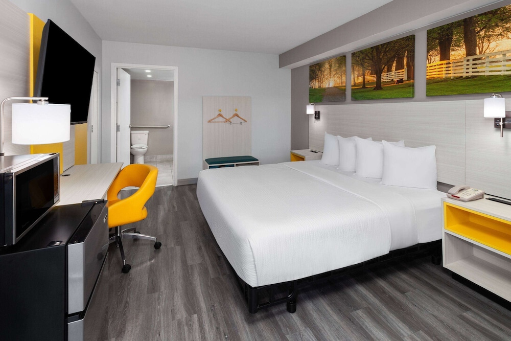 ROOM, KING BED, ACCESSIBLE