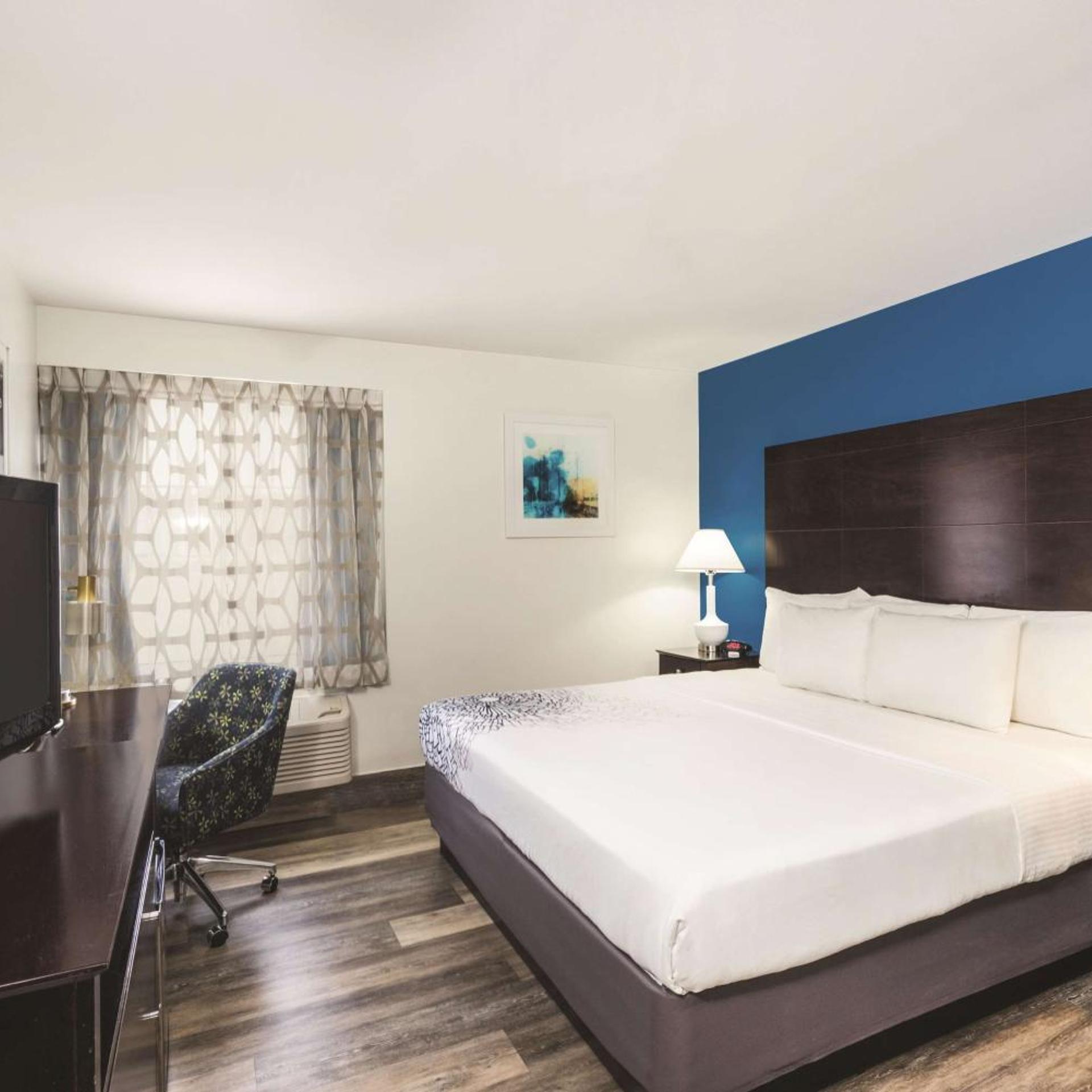 غرفة بسرير كينج بحوض استحمام لذوي الإعاقة، La Quinta Inn & Suites by Wyndham Brooklyn Downtown 3/10