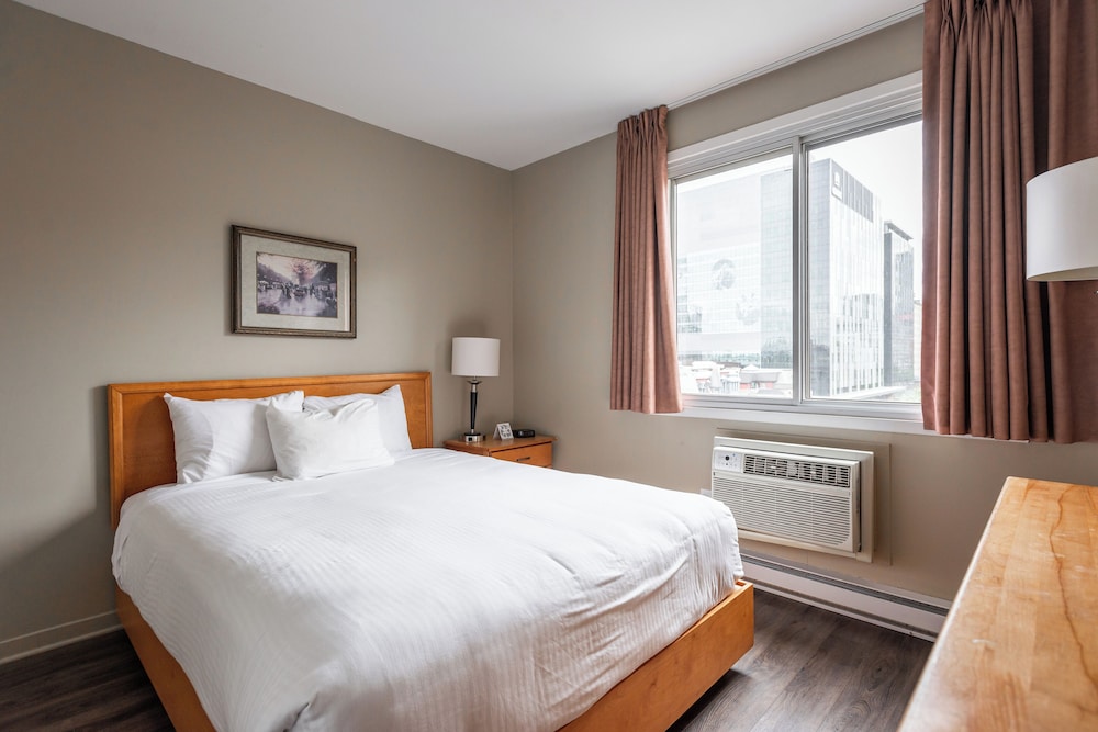 SUITE, QUEEN BED, SOFA
