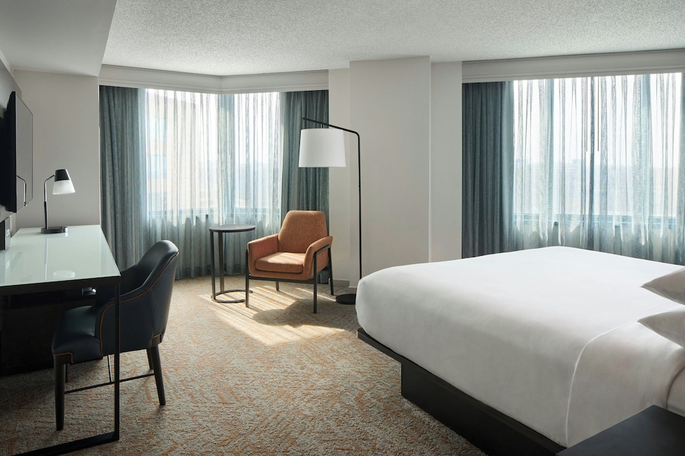 Room, King Bed, Balcony, Corner