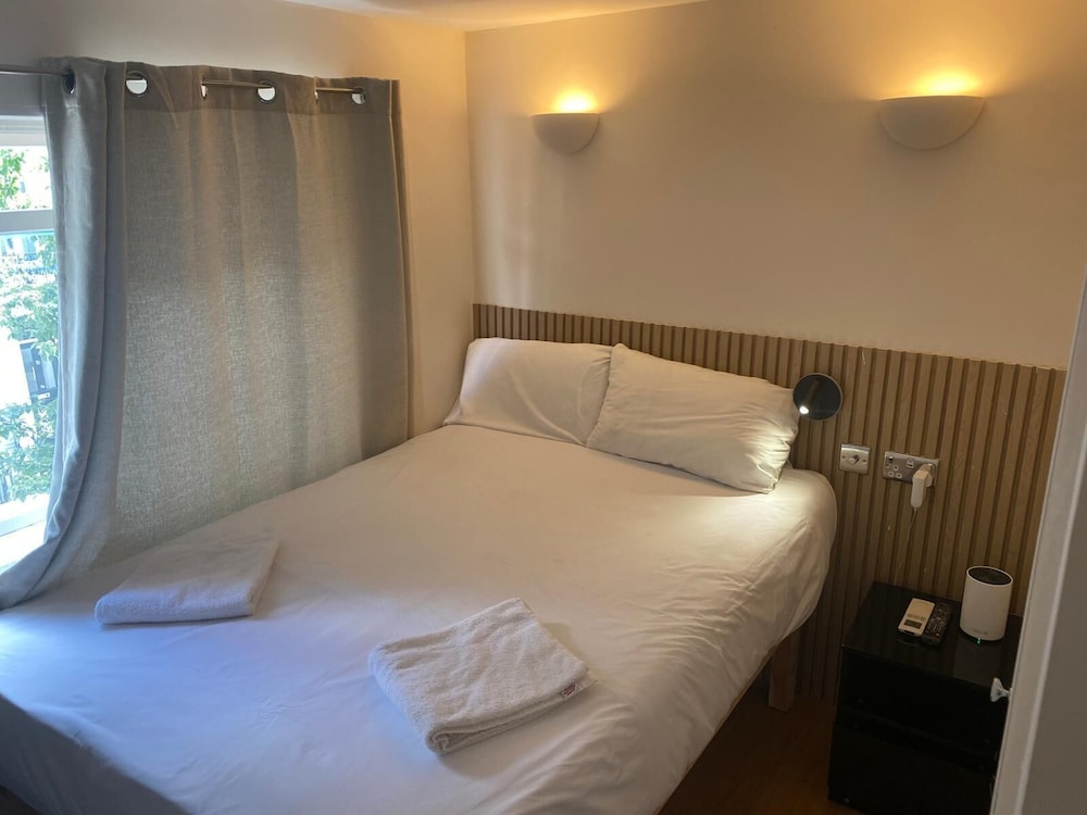 Exhibition Court Hotel 4 22/61