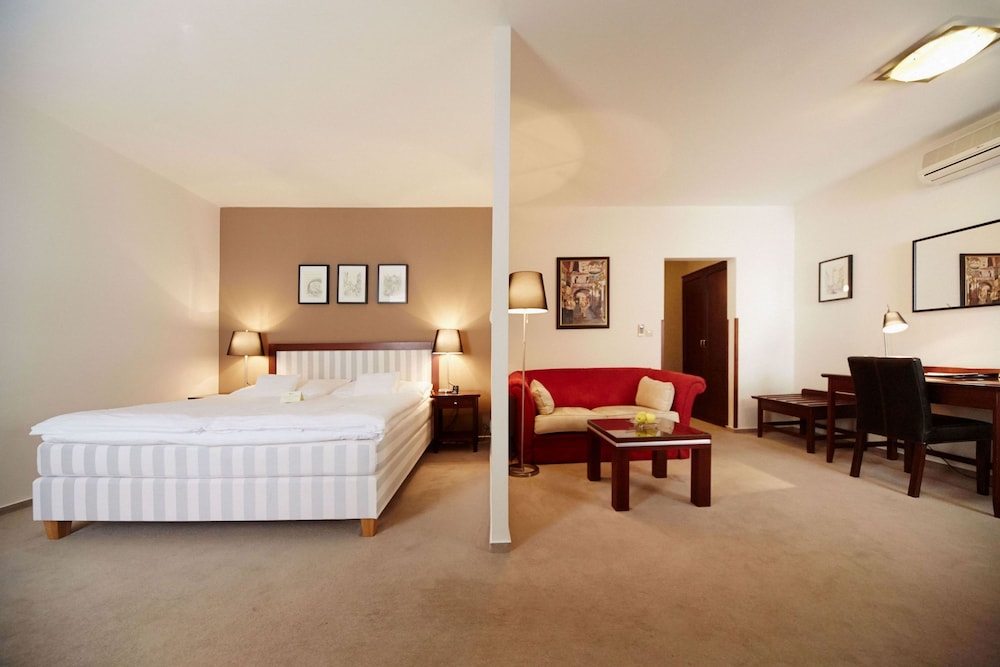 Bristol Hotel 24/52