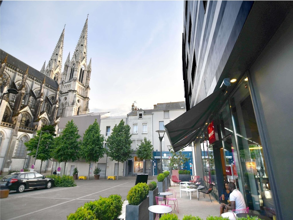 MERCURE CHOLET CENTRE 41/48