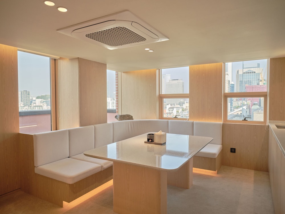 UH Suite The Coex 39/50