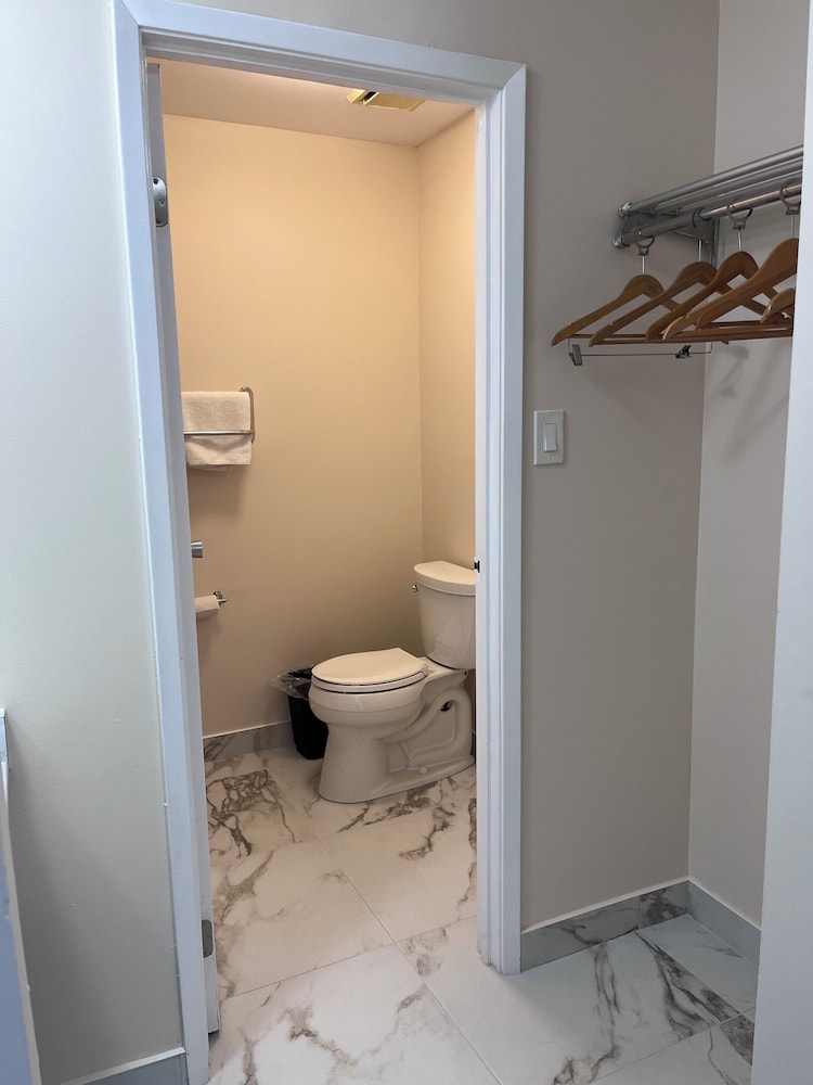 The Universal Inn And Suites 66/67