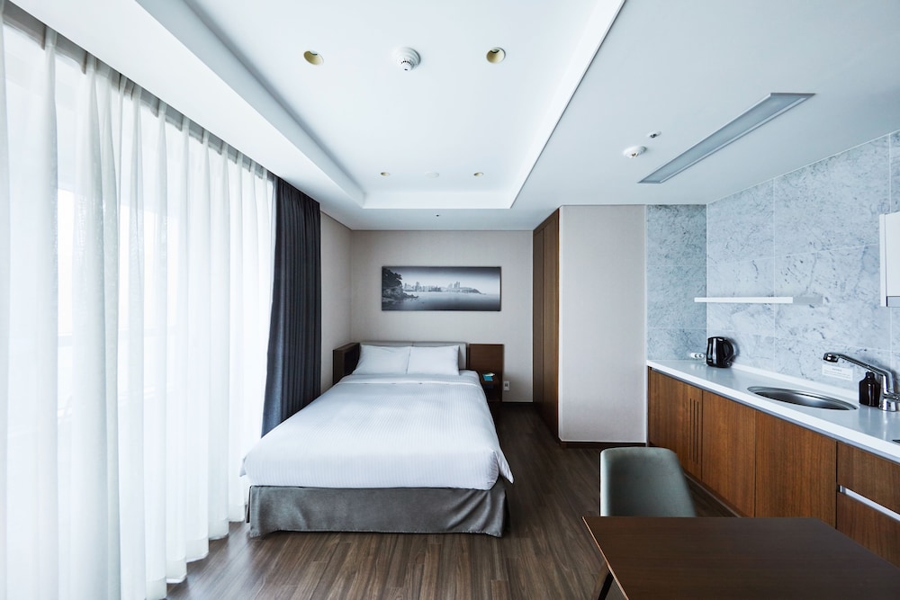DELUXE, STUDIO, DOUBLE BED