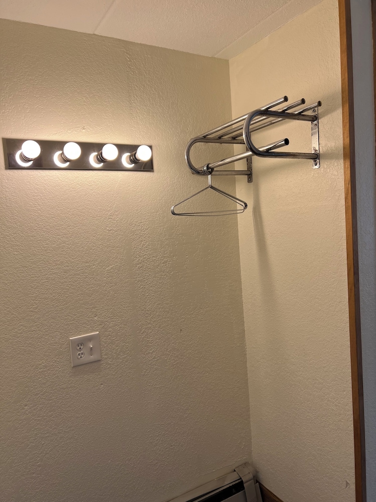 Amber s Inn & Suites 35/71