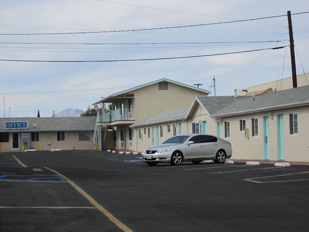 Howard Johnson by Wyndham Ridgecrest, CA 50/63