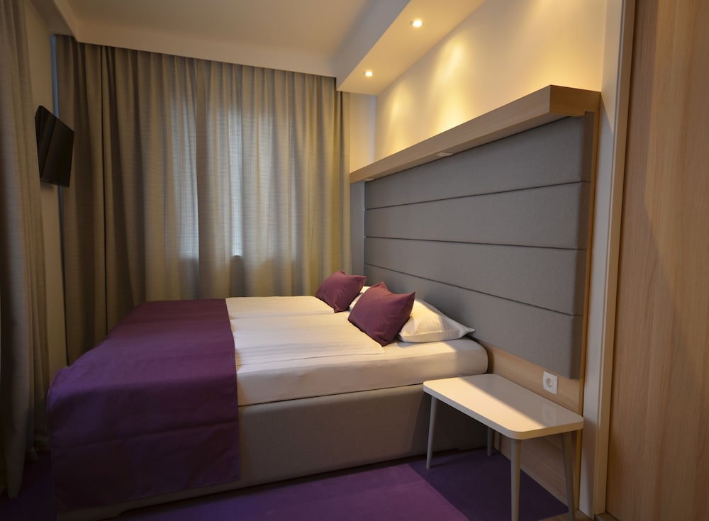 Emonec Hotel 8/31