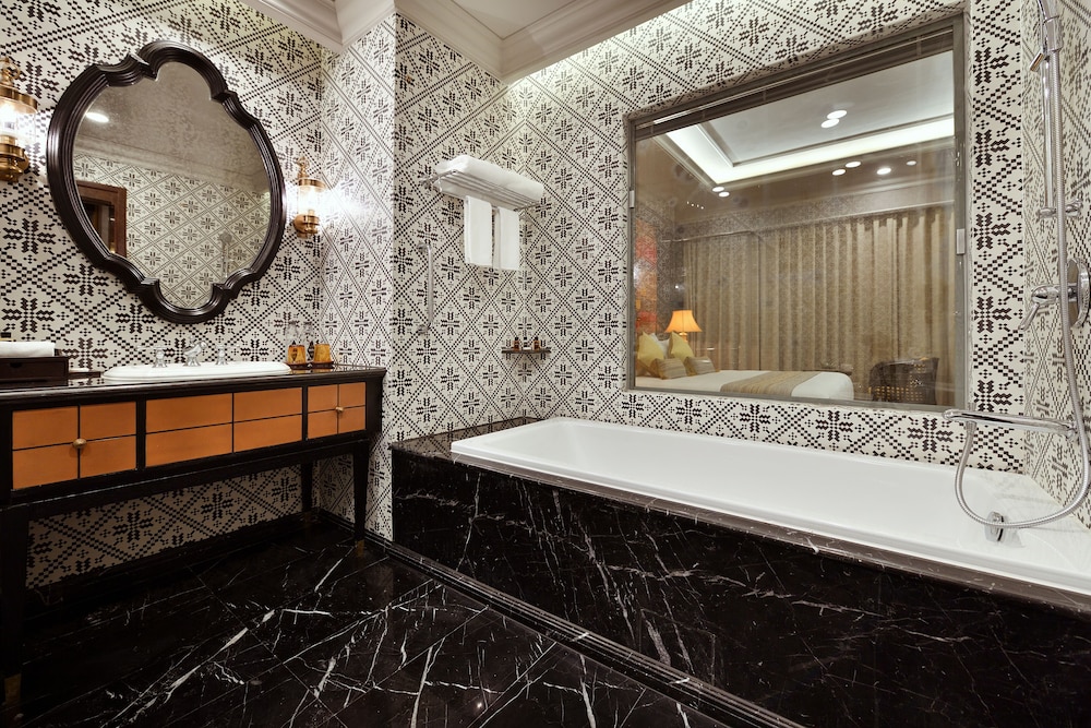 Ambassador, Suite, King Bed