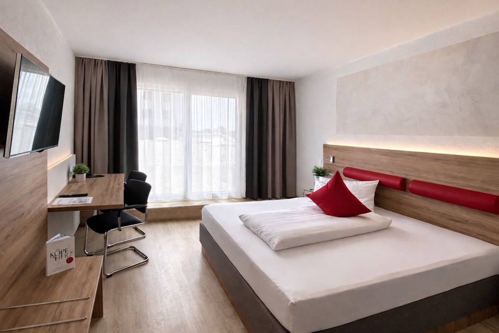 ROOM, DOUBLE BED