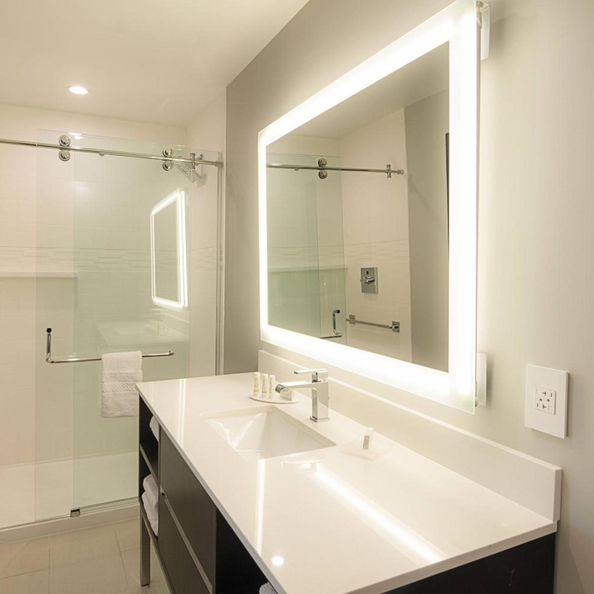 جناح بسرير كينج مع أريكة بحوض استحمام لذوي الإعاقة، Springhill Suites Fort Worth Fossil Creek 3/4