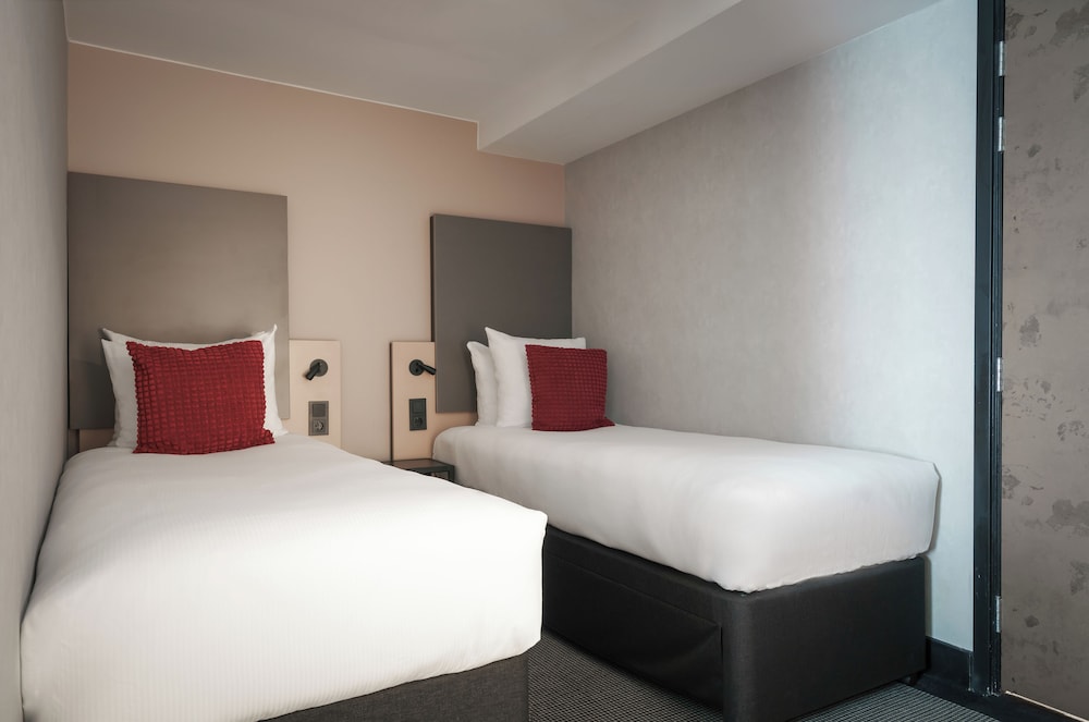 SEMI BASEMENT, TWIN BEDS
