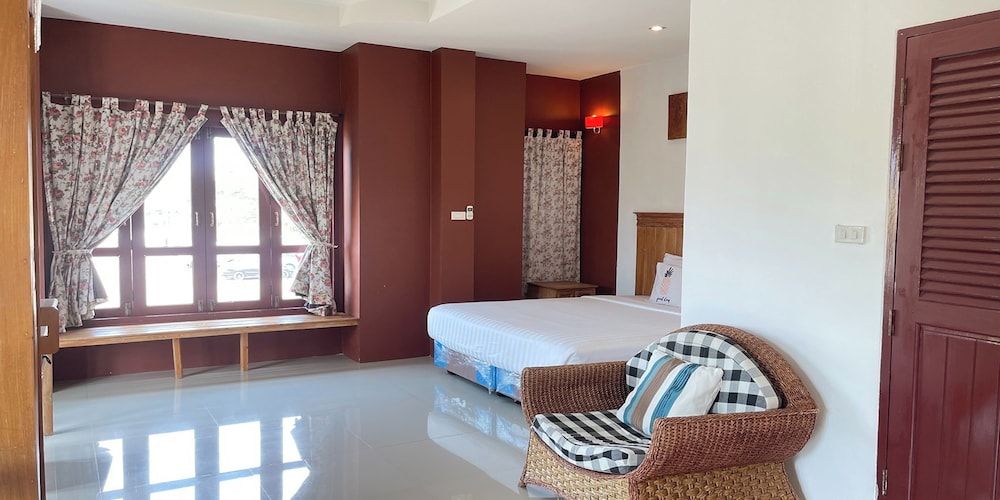 Yellow Tique Hotel 24/58