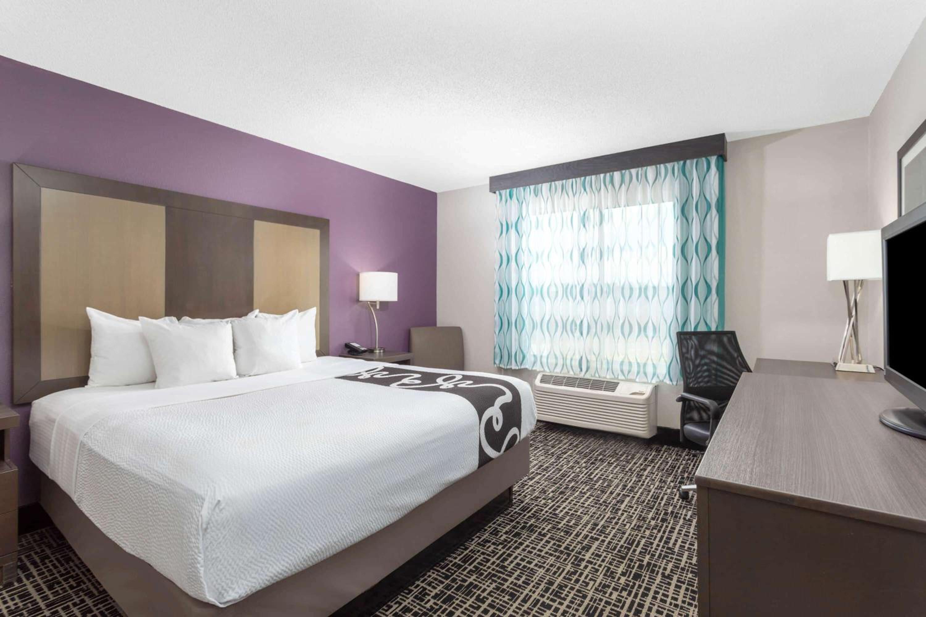 غرفة ديلوكس بسرير كينج بحوض استحمام لذوي الإعاقة، La Quinta Inn & Suites by Wyndham Hopkinsville 5/10